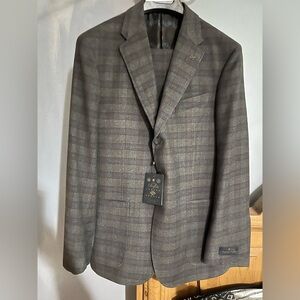 Joseph Abboud Modern Wool Suit 42R and pants 36W